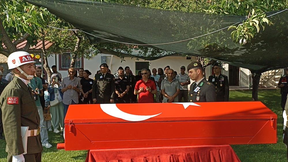 NinDivrigi's tweet photo. Kalp krizi sonucu hayatını kaybeden emekli asker, son yolculuğuna uğurlandı
https://t.co/gzfDS0YlCf https://t.co/bN51IrD8QP