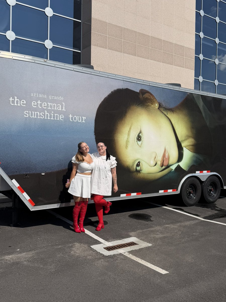 odetoiliwys's tweet photo. ARIANA TONIIIIIIGHT !!! 🤩🤩 #ESTAtlanta https://t.co/2iLKKdeyHk