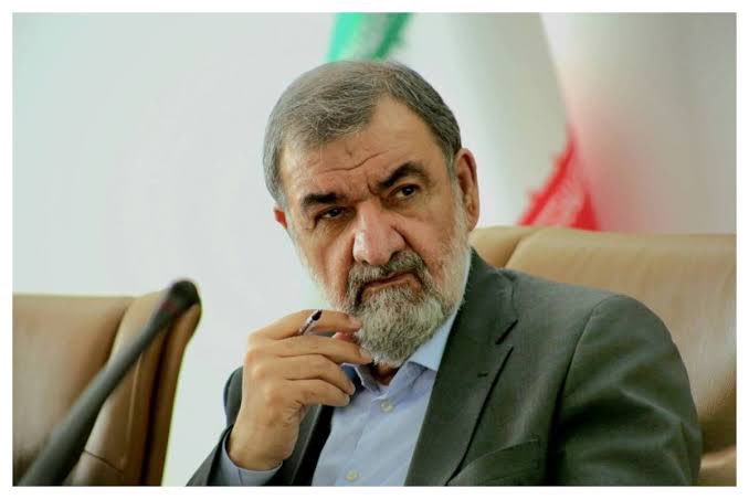 Humoud_Alzyadi's tweet photo. 🔴🔴المستشار العسكري للمرشد الإيراني اللواء محسن رضائي يتوعد بالرد على القصف الأمريكي ويقول: "سيتم الرد على العدو المعتدي وأعوانه بحزم وسينالون عقاباً شديداً..!"
🔴من المتوقع أن يستهدف الحرس الثوري بعدوانه #الكويت و #البحرين مجددًا وربما #الإمارات دون أن يهاجم البوارج الأمريكية! https://t.co/rOX30ppqbe
