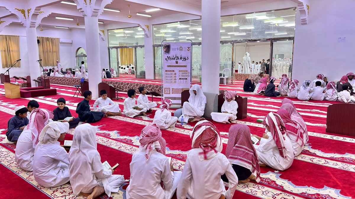 bayanorgsa's tweet photo. في رحاب بيوت الله، تُغرس القيم، وتُبنى العقول، وتُزكى النفوس.
مشاهد مشرقة من الدورة الصيفية للأشبال بجمعية بيان لتحفيظ القرآن الكريم بالمشعلية، حيث يجتمع أبناؤنا على كتاب الله حفظًا وتلاوةً وتربيةً.
نسأل الله أن يبارك في جهود المعلمين، وأن يجعل أبناءنا من أهل القرآن الذين هم أهل الله وخاصته. 🌿📖
#جمعية_بيان #الدورة_الصيفية #الأشبال #تحفيظ_القرآن #المشعلية