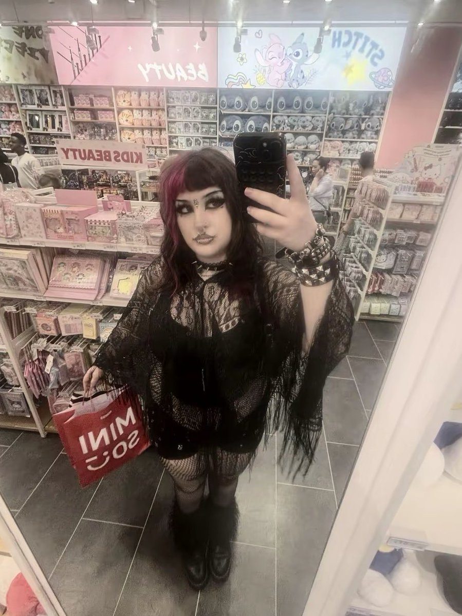 askingbeau's tweet photo. New favourite photo got me posed up like Lizzos YouTube https://t.co/lHRweLmpfU