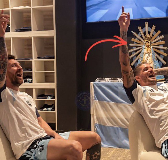 agusantonetti's tweet photo. Hay una clara campaña contra la Selección Argentina por ser la única que se muestra abiertamente al mundo compartiendo los valores occidentales y cristianos. 

Comenzó hace varios años con esa estupidez de “por qué no tienen jugadores negros” y luego intentaron buscarle la vuelta con otras cosas.

Casualmente, si uno analiza los posteos, la gran mayoría de cuentas que están criticando a Argentina provienen de África y Asia, principalmente de países musulmanes.

No le busquen análisis futbolístico porque no lo van a encontrar (de hecho, es imposible, por el que sabe de futbol no entra en estas cosas).