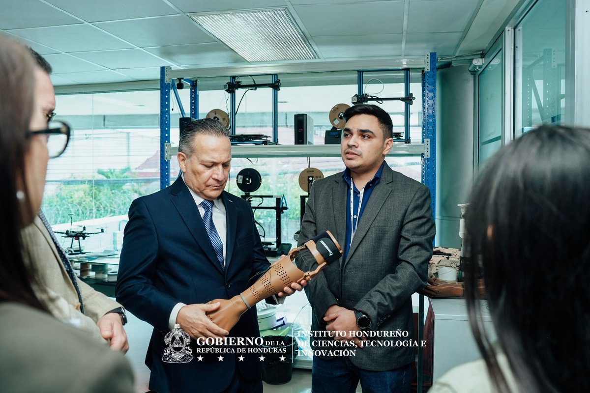 IHCIETI's tweet photo. El IHCIETI recibió la visita de una delegación de la Secretaría de Desarrollo Económico, encabezada por el viceministro Fernando Macías. Junto al Abg. Oscar Córdova, recorrieron las áreas tecnológicas de la institución.🇭🇳🚀 https://t.co/5zlisJzK5u