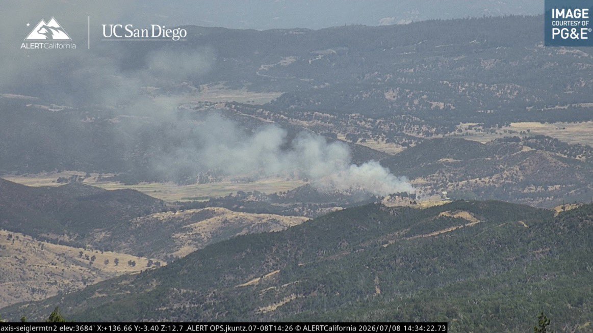 CALFIRELNU's tweet photo. #BarFire UPDATE (2:38 pm): The fire is approximately 2-3 acres, burning at a moderate rate of spread in the flats. Potential for 10 acres.

Resources dispatched to the fire (as of 2:38 p.m.)
🚒 5 fire engines
🪓 2 hand crew
🚜 2 dozers 
🚚 2 water tenders
🚁 1 helicopters
✈️ 2 air tankers
📡 1 air attack plane to coordinate aircraft from above
👨 1 Battalion Chief serving in Command