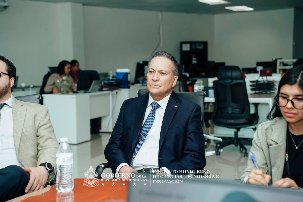 IHCIETI's tweet photo. El IHCIETI recibió la visita de una delegación de la Secretaría de Desarrollo Económico, encabezada por el viceministro Fernando Macías. Junto al Abg. Oscar Córdova, recorrieron las áreas tecnológicas de la institución.🇭🇳🚀 https://t.co/5zlisJzK5u