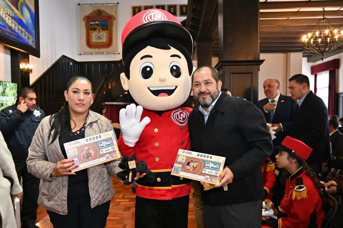CongresoEdomex's tweet photo. 📸Develación del Billete Conmemorativo del Sorteo Mayor No. 4021 con motivo del Día Mundial del Perro. 

El Dip. @pacovazquezr, presidente de la #Jucopo; y la Dip. @MAzucenaCamacho, presidenta de la Diputación Permanente en el #CongresoEdomex, asistieron a este evento que encabezó la Gobernadora mexiquense @delfinagomeza.

Este billete conmemorativo representa más que una emisión especial, celebra la esperanza como un acto de memoria, gratitud y reconocimiento para quienes sin saberlo iniciaron la lucha por el bienestar animal en el #EstadoDeMéxico

Al evento también asistieron las Dips. @Sofia_MM45 (GP #PT); @paojimh, Sandra Patricia Santos Rodríguez y le diputade @esmenavarro21 (GP #morena); así como la auditora superior del @OSFEM_oficial, Liliana Dávalos Ham.