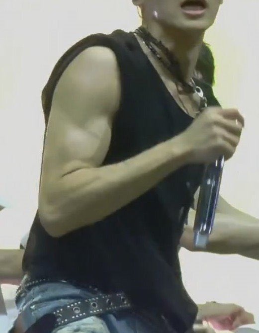chromewy's tweet photo. wooyoung getting buff with his little ponytail pray for all of us wommys https://t.co/XzjRI3XmGv