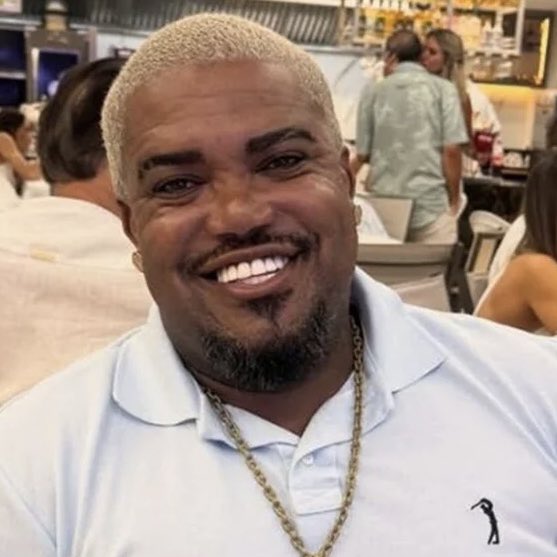 disseramoficial's tweet photo. Ex-integrante de Os Hawaianos, Tonzão é demitido da Prefeitura de Maricá após repercussão de prisão por vi0l3nci4 doméstica. https://t.co/YKgiXslWoU