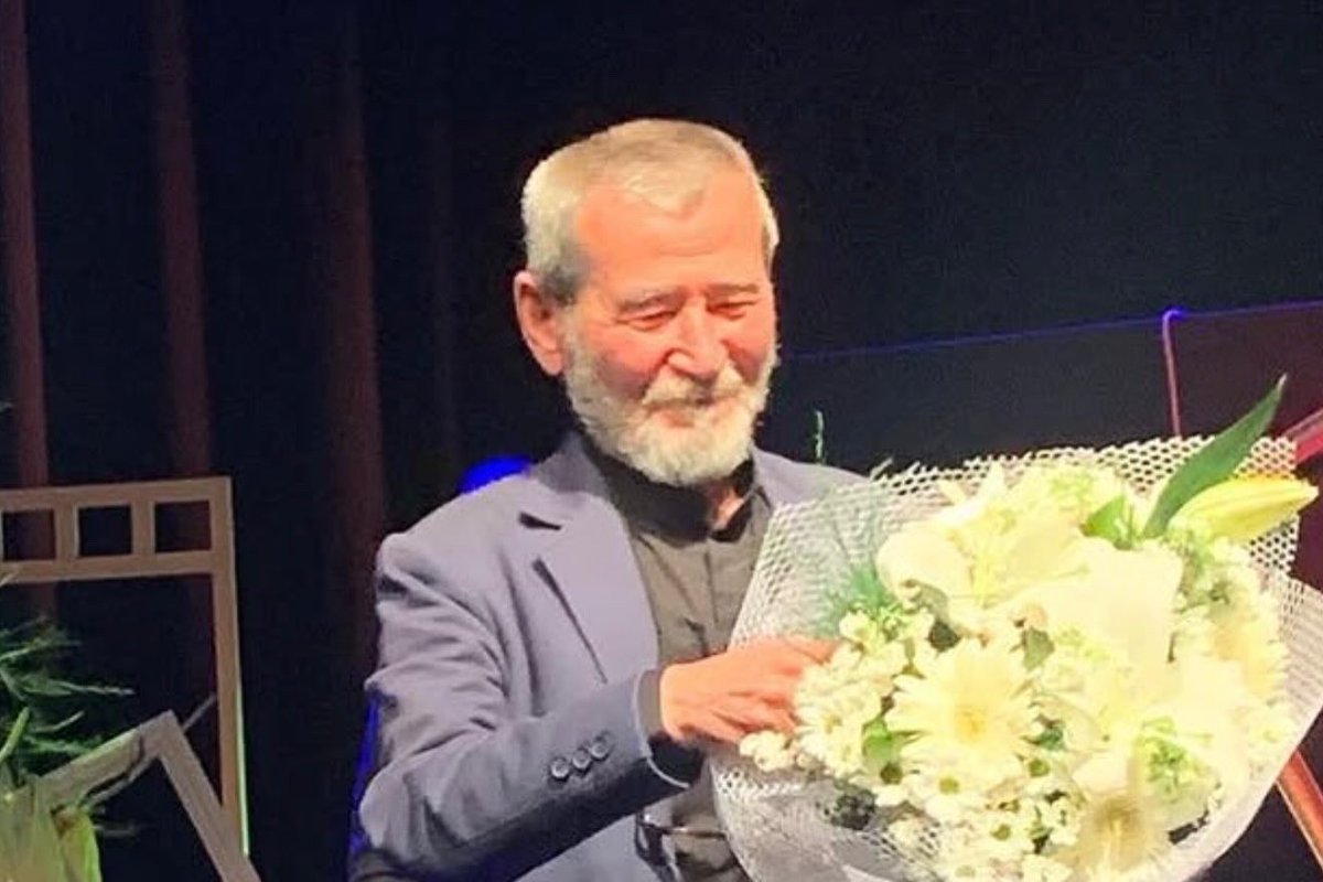 serap1289's tweet photo. Bazı insanlar vardır; adını duyunca aklına önce bir yüz değil, bir dize gelir. Bir direniş, bir yara, bir umut gelir. Dilerim bu karanlık eşiği sözcüklerinin ışığıyla geçer.
Bekliyoruz Ahmet Telli…
Şiirlerin gibi dimdik, umutla dönmeni bekliyoruz. #ahmettelli https://t.co/mWLGrxez7O