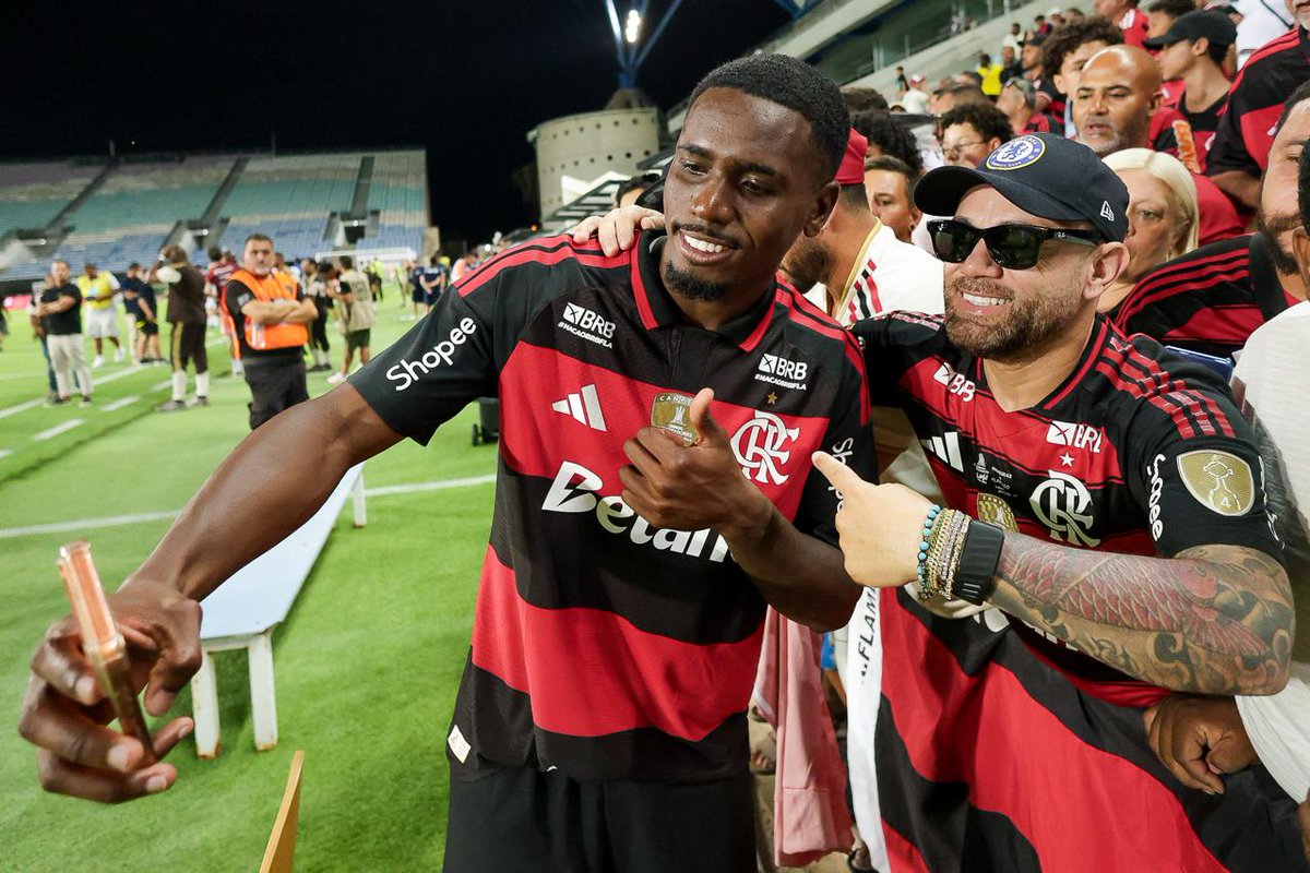venecasagrande's tweet photo. Jogadores do Flamengo deram atenção aos torcedores presentes no Estádio Algarve.

Fotos: Gilvan de Souza / Flamengo https://t.co/Ya81TRVTJc