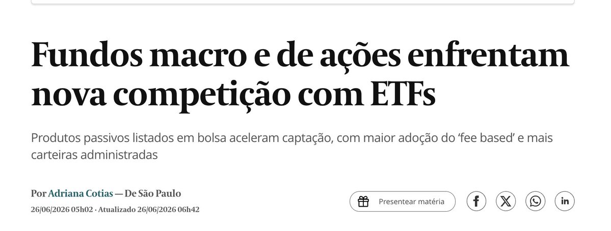 opapoeconomico's tweet photo. Fiz uma conta simples: R$ 100 mil de aporte + R$ 5 mil por mês. De um lado, um ETF. Do outro, um fundo ativo com a estrutura que todo brasileiro conhece: 2% de administração + 20% de performance

Mesmo retorno bruto. Mesmos aportes. Vinte anos

A diferença líquida no final: R$ 3 milhões

Três milhões. Com o mesmo retorno bruto

Artigo do Bruno Stein para o Papo Econômico