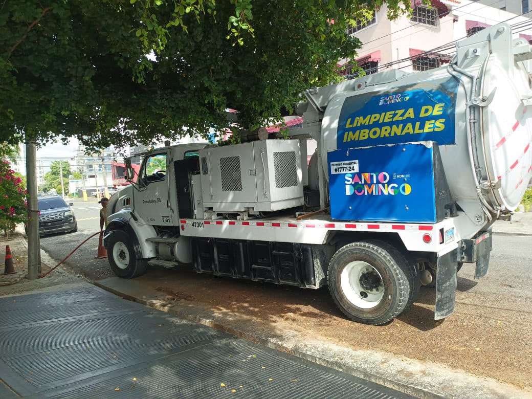 AlcaldiaDN's tweet photo. 👷‍♂️💧 Con visión, orden y firmeza, seguimos en acción. Realizamos limpieza de imbornales en todo el Distrito Nacional para fortalecer el drenaje urbano y reducir riesgos. 🌧️

Tu colaboración es clave: no saques la basura a las aceras. ¡Pon de tu parte! https://t.co/96zQCX9LPl