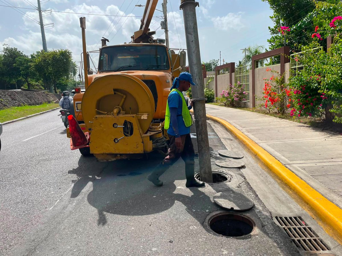 AlcaldiaDN's tweet photo. 👷‍♂️💧 Con visión, orden y firmeza, seguimos en acción. Realizamos limpieza de imbornales en todo el Distrito Nacional para fortalecer el drenaje urbano y reducir riesgos. 🌧️

Tu colaboración es clave: no saques la basura a las aceras. ¡Pon de tu parte! https://t.co/96zQCX9LPl