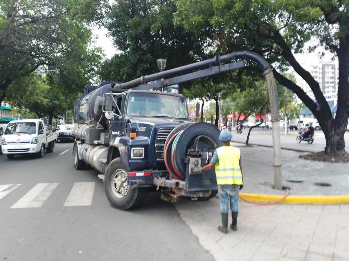 AlcaldiaDN's tweet photo. 👷‍♂️💧 Con visión, orden y firmeza, seguimos en acción. Realizamos limpieza de imbornales en todo el Distrito Nacional para fortalecer el drenaje urbano y reducir riesgos. 🌧️

Tu colaboración es clave: no saques la basura a las aceras. ¡Pon de tu parte! https://t.co/96zQCX9LPl