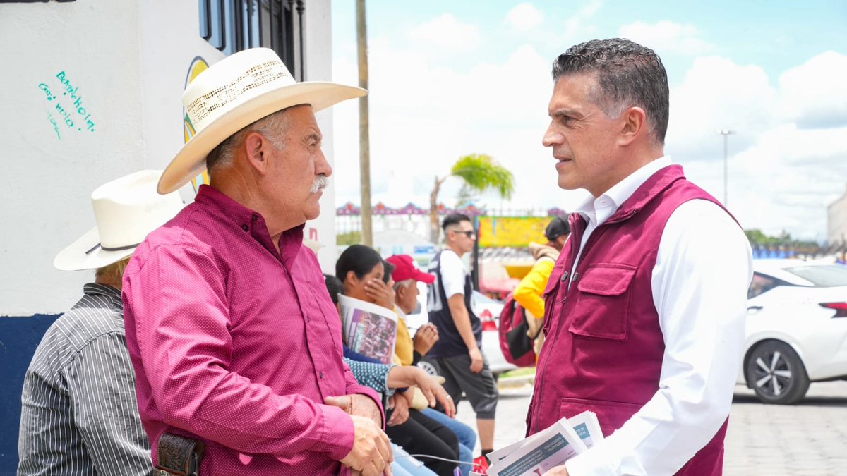 sanchezgarciatx's tweet photo. Visitamos el tianguis de Huamantla para llevar el periódico Regeneración y compartir los logros de la Cuarta Transformación. 

Informar también es un derecho. Gracias por recibirnos con tanto ánimo. https://t.co/FrANpUcIRY