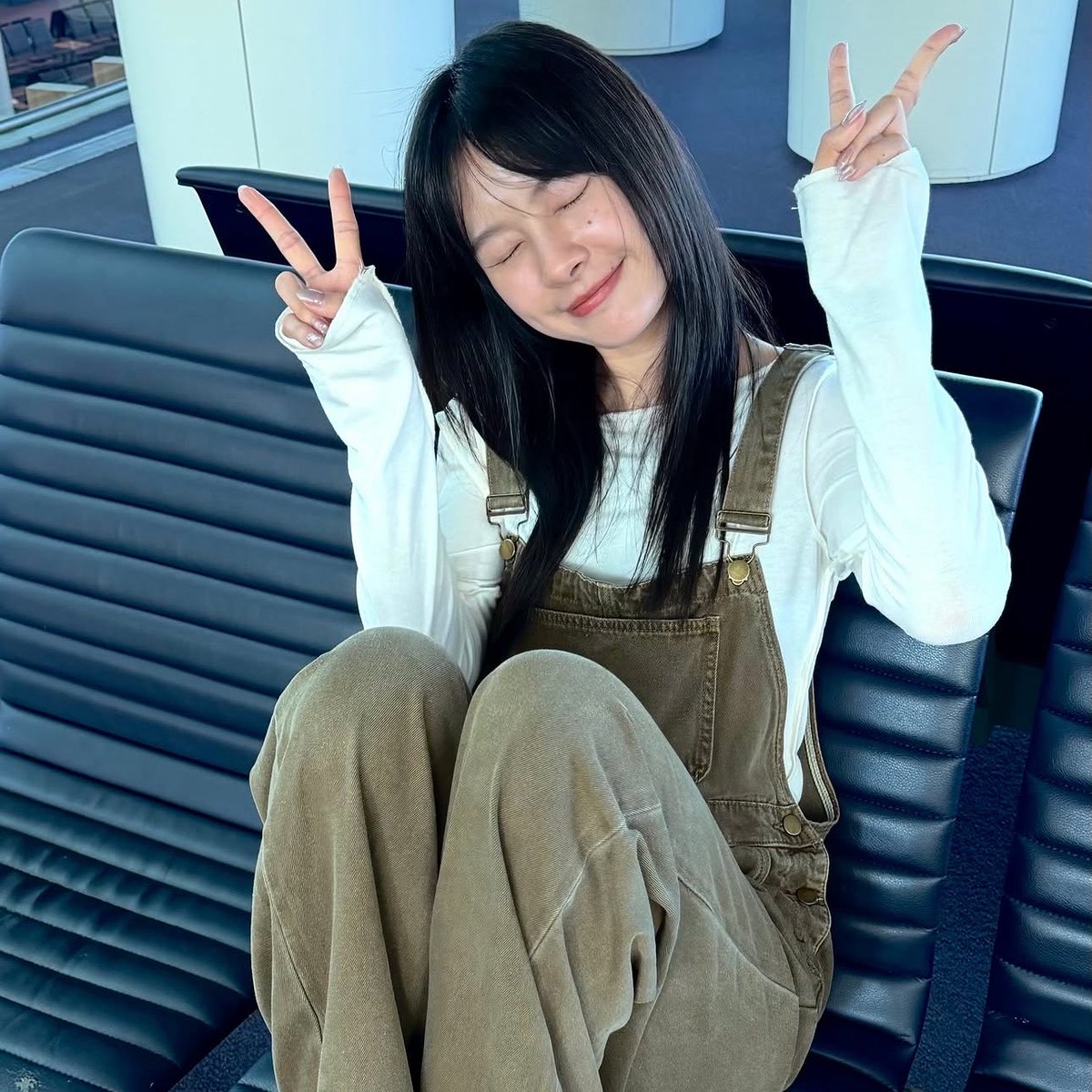 kaopeem's tweet photo. this is literally cool big sister and her cheeky younger brother AND they’re both in cute little overalls milkwinny ilysm ☹️☹️ https://t.co/DsBcCE5Stg