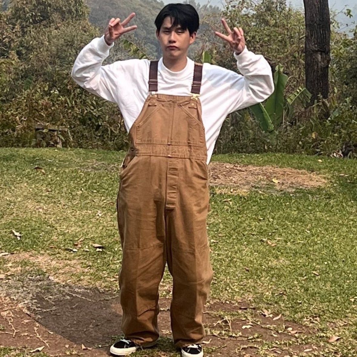 kaopeem's tweet photo. this is literally cool big sister and her cheeky younger brother AND they’re both in cute little overalls milkwinny ilysm ☹️☹️ https://t.co/DsBcCE5Stg