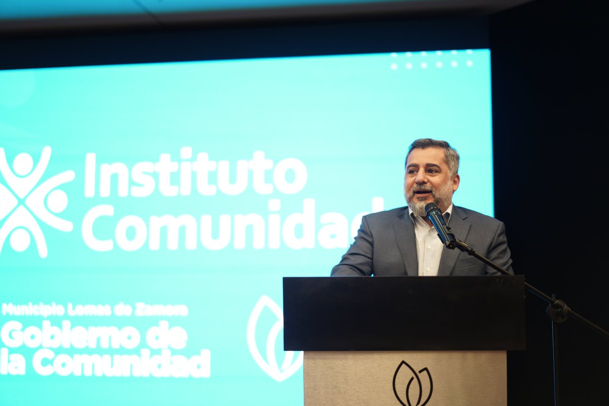 DiegoMolea's tweet photo. Junto al intendente @fotermin presentamos el Instituto Comunidad, un nuevo espacio de trabajo conjunto para pensar y construir políticas públicas con una mirada participativa y territorial en Lomas de Zamora.
En un contexto complejo, creemos que la respuesta no puede ser el individualismo ni la resignación. Nuestra responsabilidad es seguir trabajando para que nuestra comunidad viva mejor, generando conocimiento, promoviendo el diálogo y construyendo soluciones colectivas.
La Universidad pública tiene un compromiso que va mucho más allá de formar profesionales: debe estar presente en los desafíos de su territorio y aportar herramientas para transformar la realidad.
Gracias al intendente Federico Otermín por seguir fortaleciendo este trabajo conjunto; a Alfredo Fernández, por asumir esta responsabilidad, y a todas las personas que acompañaron esta iniciativa. Estoy convencido de que la construcción de comunidad es el camino para proyectar una Lomas de Zamora con más oportunidades para todos.
