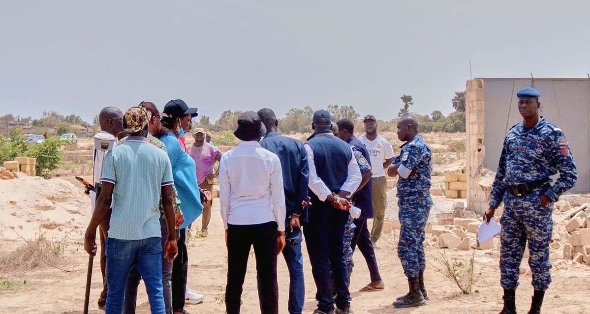 snhlmofficielle's tweet photo. Ce mercredi 8 juillet 2026, le Directeur Général de la SN HLM, accompagné de ses collaborateurs, a procédé à une opération de démolition sur le terrain  objet du TF 5396/R à Bambilor, en raison des occupations irrégulières. 

La direction générale tient à informer l’ensemble des promoteurs et particuliers occupant irrégulièrement les assiettes de la SN HLM qu’une vaste campagne de démolition, menée en coordination avec la DGSCOS, l’administration territoriale, la gendarmerie et la police, sera engagée dans les jours à venir. 

Ces actions visent à sécuriser l’ensemble du patrimoine foncier de la SN HLM et à préserver les droits de ses clients.

La Direction Générale