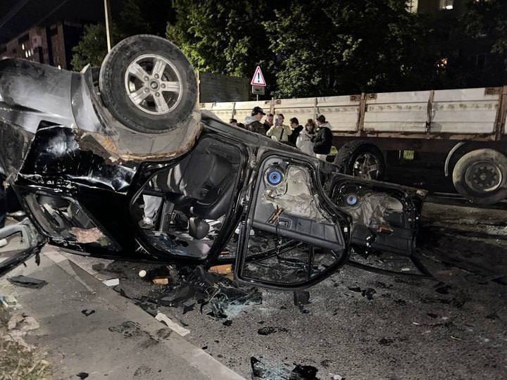 EvilLuca_'s tweet photo. У Львові мабуть сьогодні скінчилась війна, і ворога вже не треба зупиняти. Тому що по іншому описати дичину, що там відбулась важко. Зовсім відірвані від реальності. Треба повертати пости по всім містам, а не тільки фронтовим. Час військової диктатури все ближче. https://t.co/7ffRwgFSOl