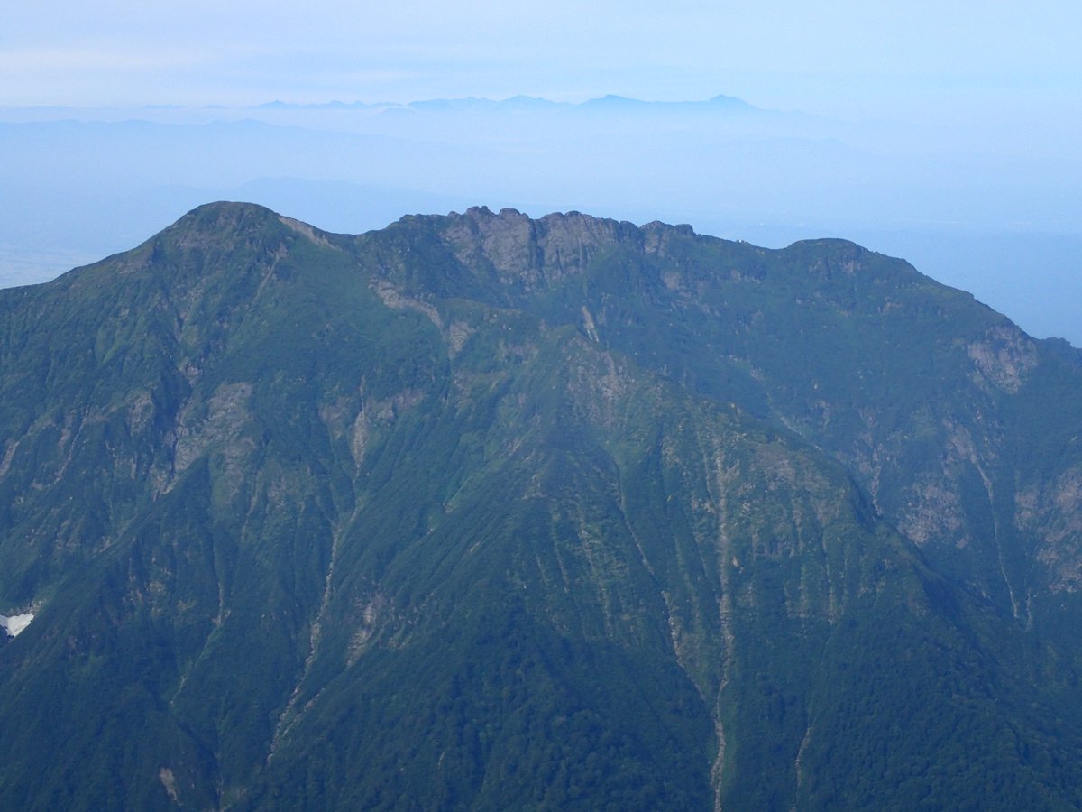 jackfromjack's tweet photo. 越後駒ヶ岳から八海山にズーム。

ギザギザとしています。

#過去写真 #昔の写真 #日本百名山登山アルバム #日帰り登山 #登山写真集 https://t.co/ZNH0pkirfa