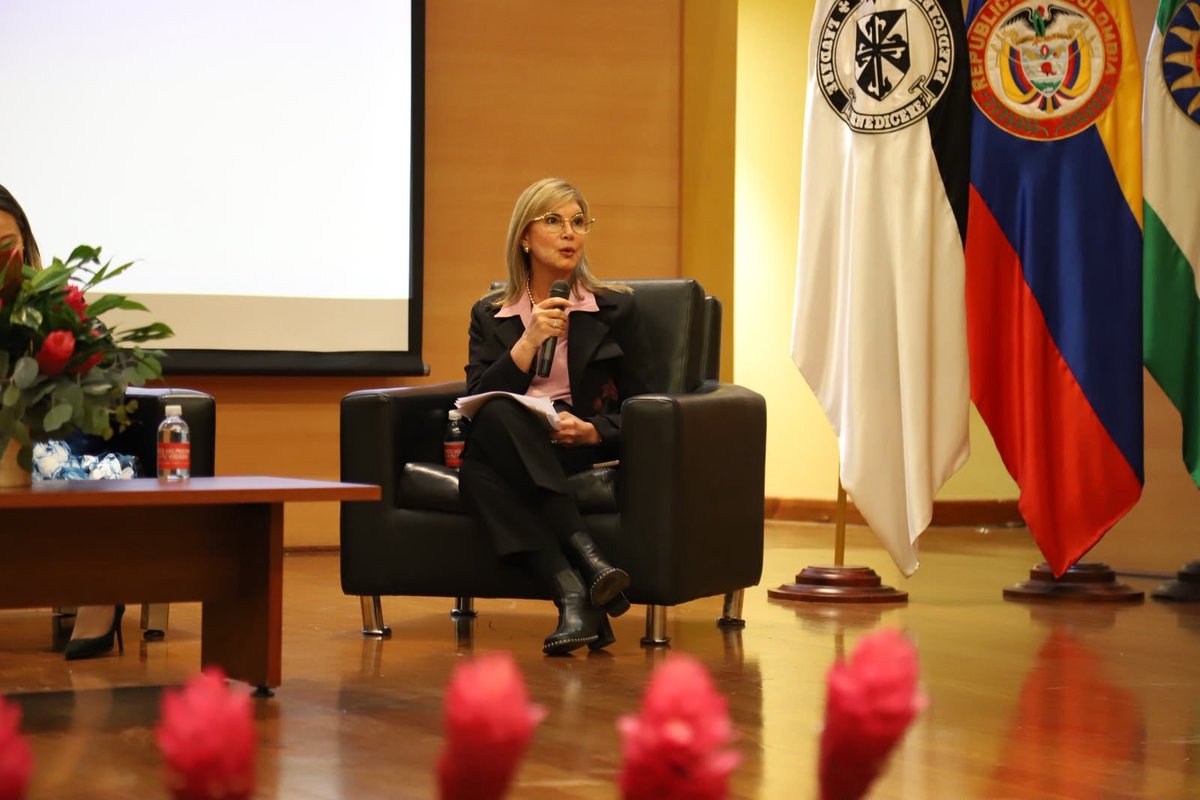 CNDJ_Col's tweet photo. "Más allá de la formación técnica y legal, la cualidad principal e indispensable de un juez de paz debe ser un comportamiento ético, responsable y respetuoso de las normas, capaz de generar verdadera confianza en la ciudadanía."

Con esta premisa, la magistrada Diana Marina Vélez Vásquez participó en el panel "Propuestas para un modelo de justicia de paz sostenible e incluyente", en el marco del Congreso “Raíz de Paz, Jueces de Paz”. de la @personeriabta en la Universidad @santotobogota