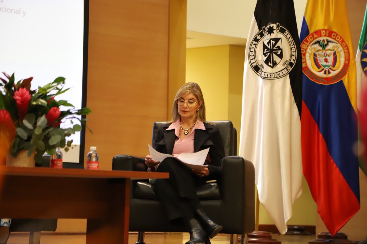 CNDJ_Col's tweet photo. "Más allá de la formación técnica y legal, la cualidad principal e indispensable de un juez de paz debe ser un comportamiento ético, responsable y respetuoso de las normas, capaz de generar verdadera confianza en la ciudadanía."

Con esta premisa, la magistrada Diana Marina Vélez Vásquez participó en el panel "Propuestas para un modelo de justicia de paz sostenible e incluyente", en el marco del Congreso “Raíz de Paz, Jueces de Paz”. de la @personeriabta en la Universidad @santotobogota