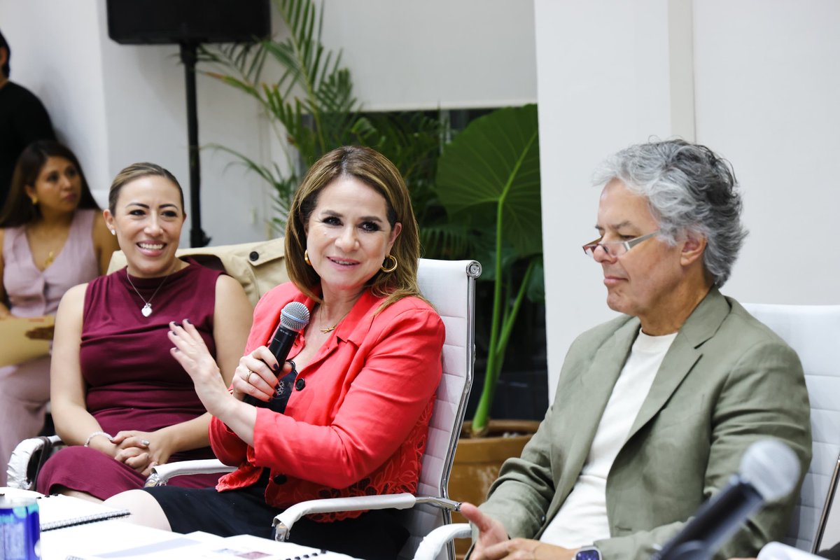 armentapuebla_'s tweet photo. Mi esposa, Ceci 🩷, encabezó la Segunda Sesión del Patronato del @DIFGobPue, con el objetivo de fortalecer las estrategias y acciones en favor de las familias poblanas. 🫶🏼🧑‍🧑‍🧒‍🧒✨ https://t.co/7i36MGeu0Y