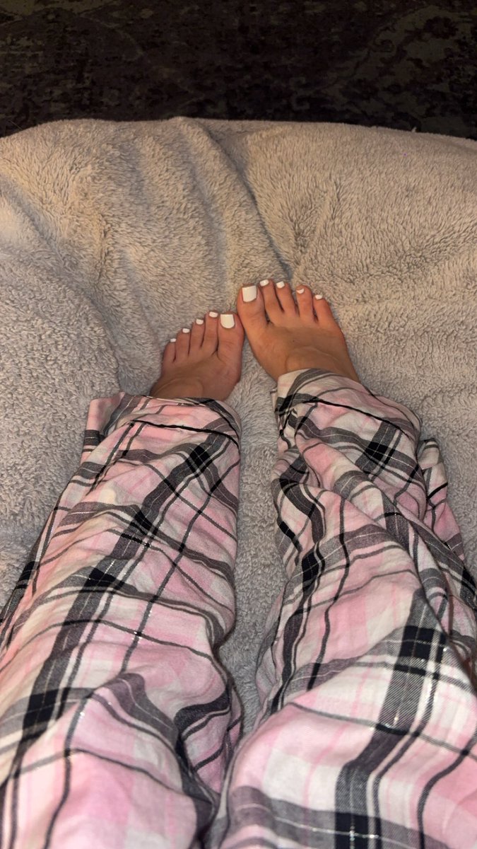 sashafindombu's tweet photo. Do you like white toes?🥵 https://t.co/gYsXykNt23