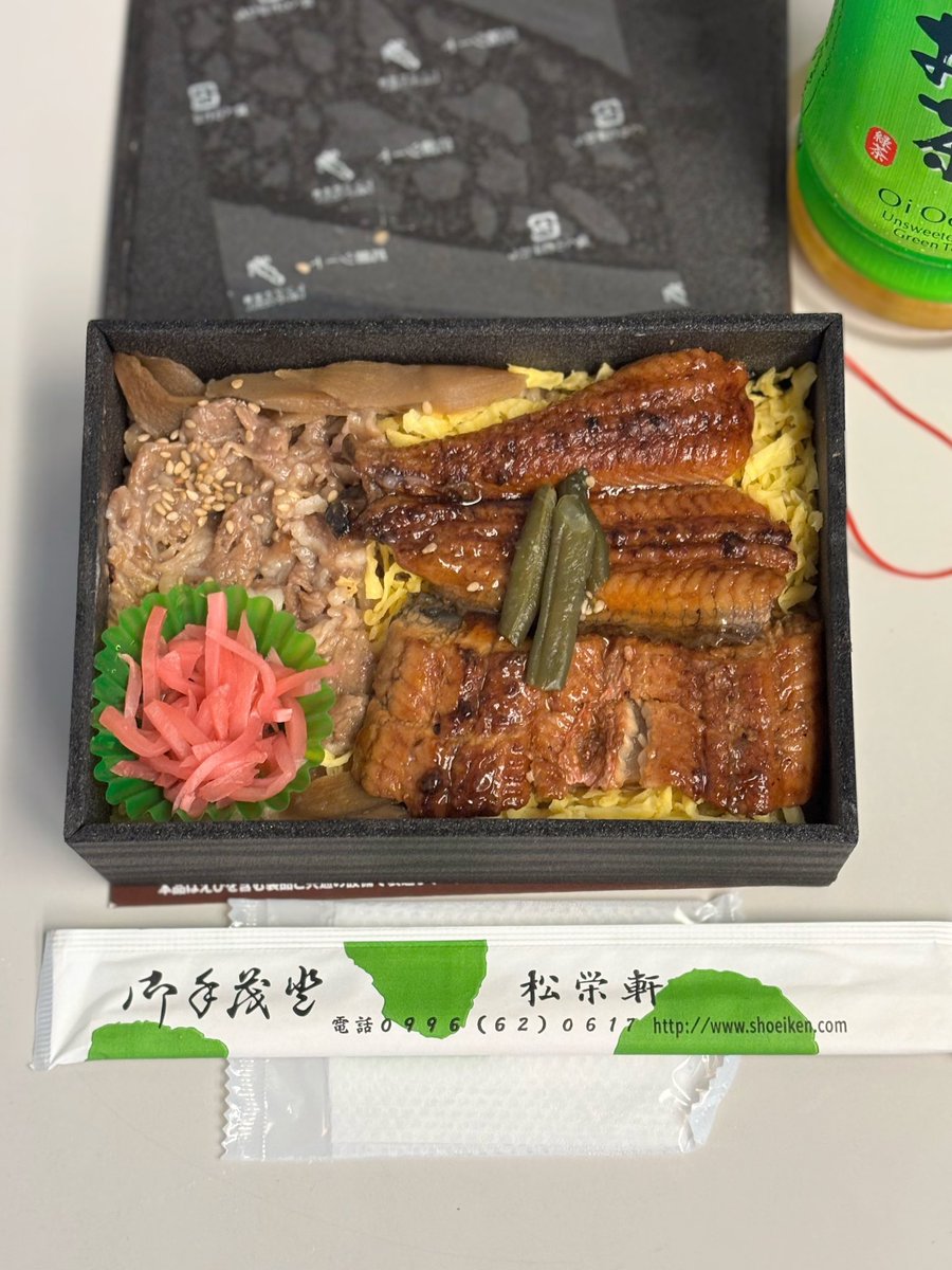 momocomputer's tweet photo. 5時起き山梨出張〜
名古屋から高速バスに3時間半揺られるハードな行程なので

朝弁当はスタミナありそうな、松栄軒さんの「うなぎと鹿児島黒毛和牛弁当」！

大きめのうなぎちゃんと、
和牛のすき焼き（というか牛丼）とが楽しめる贅沢さよ！
味もグー

良き弁当でしたわ
さて、頑張りますか https://t.co/K0XrJoD9L0