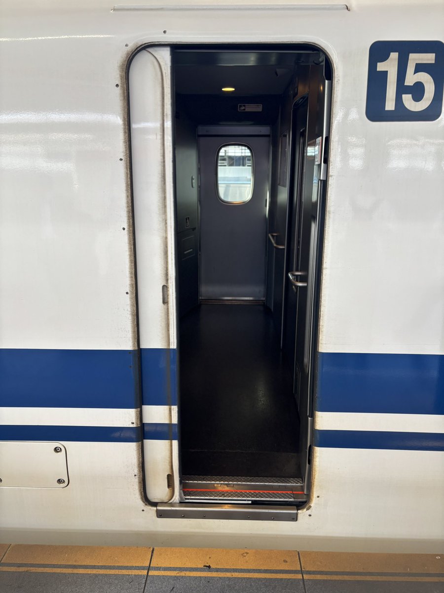 momocomputer's tweet photo. 5時起き山梨出張〜
名古屋から高速バスに3時間半揺られるハードな行程なので

朝弁当はスタミナありそうな、松栄軒さんの「うなぎと鹿児島黒毛和牛弁当」！

大きめのうなぎちゃんと、
和牛のすき焼き（というか牛丼）とが楽しめる贅沢さよ！
味もグー

良き弁当でしたわ
さて、頑張りますか https://t.co/K0XrJoD9L0