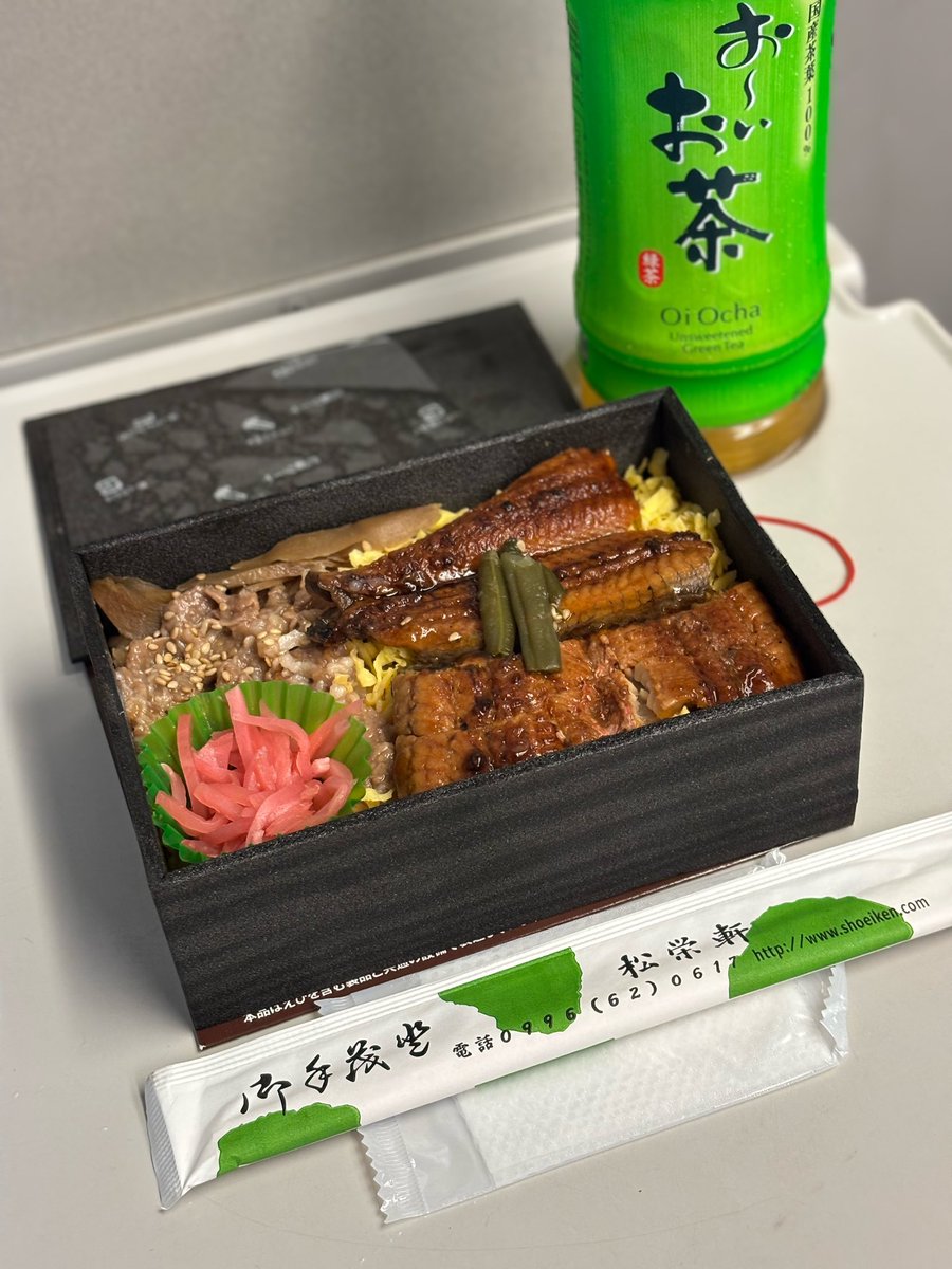 momocomputer's tweet photo. 5時起き山梨出張〜
名古屋から高速バスに3時間半揺られるハードな行程なので

朝弁当はスタミナありそうな、松栄軒さんの「うなぎと鹿児島黒毛和牛弁当」！

大きめのうなぎちゃんと、
和牛のすき焼き（というか牛丼）とが楽しめる贅沢さよ！
味もグー

良き弁当でしたわ
さて、頑張りますか https://t.co/K0XrJoD9L0
