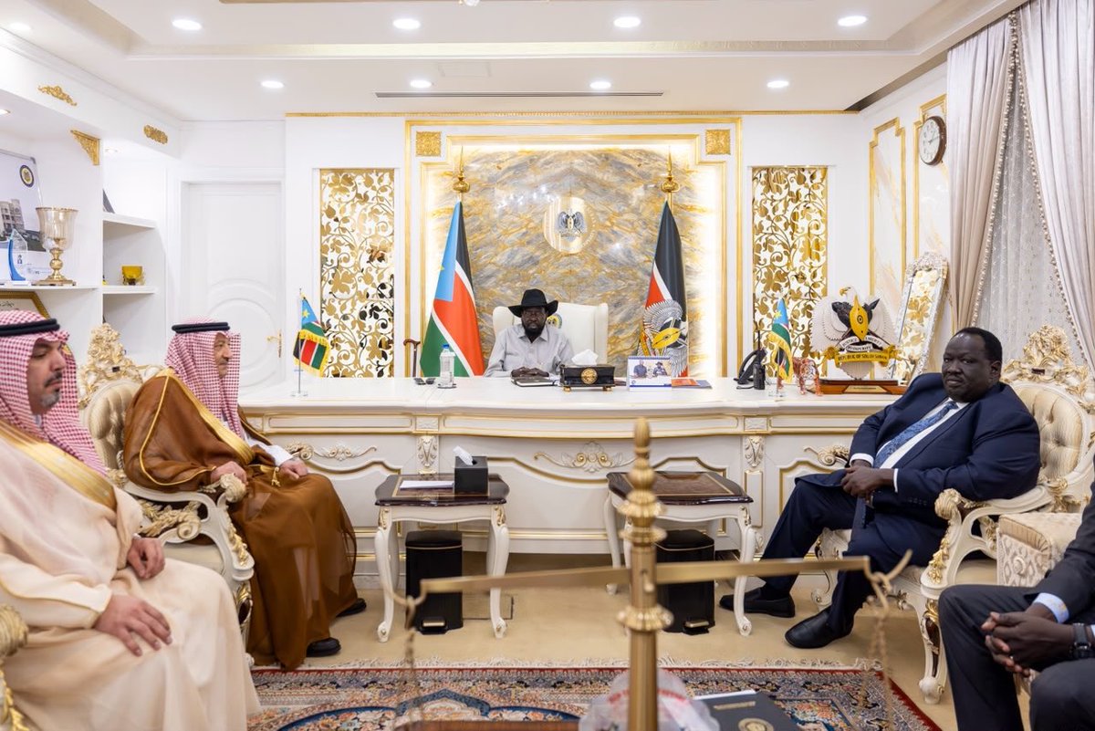 alrougui's tweet photo. معالي نائب وزير الخارجية السعودي وليد الخريجي يجتمع برئيس جنوب السودان لبحث العلاقات والقضايا ذات الاهتمام المشترك. https://t.co/PuyoENHDJL