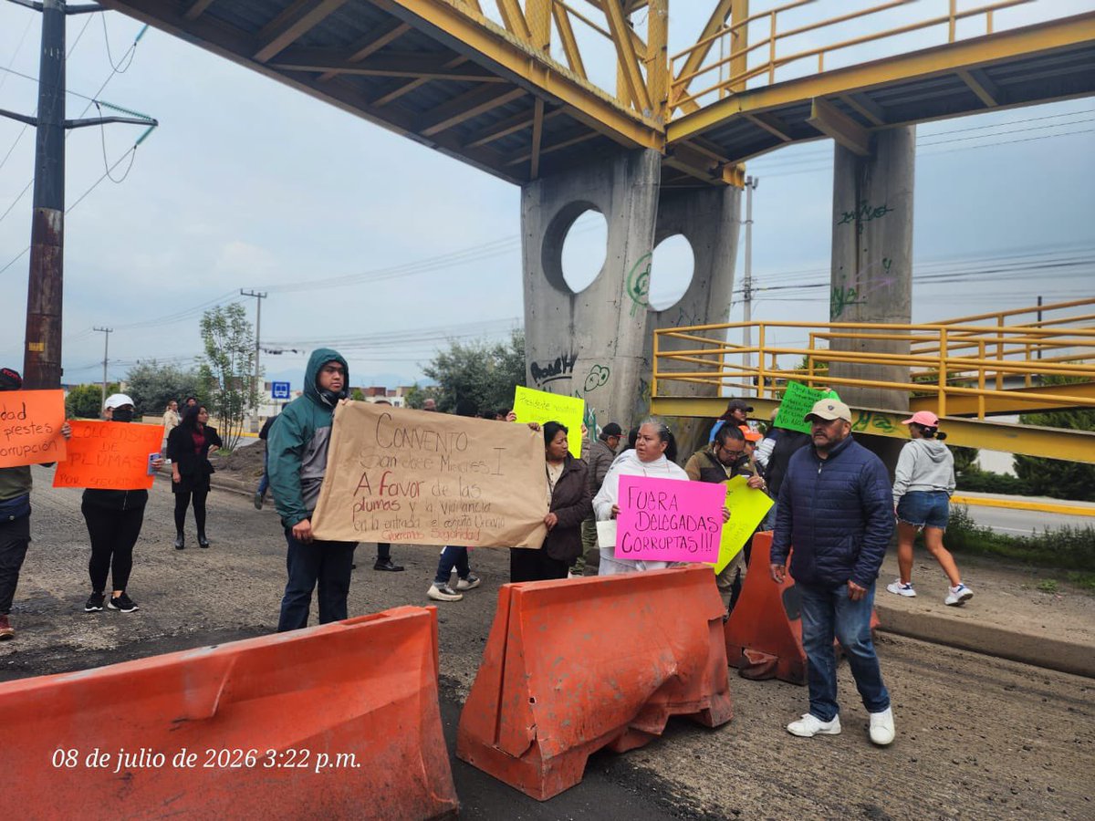 AloLetty's tweet photo. #AEstaHora Vecinos de fraccionamiento Misiones I y III cierran vía Toluca Naucalpan en protesta en contra de la municipalidad por el retiro inconsulto de las plumas de acceso al residencial. Los vecinos se sienten afectados y vulnerables ante la inseguridad y temen por la plusvalía de sus inmuebles. #Toluca #Protesta
