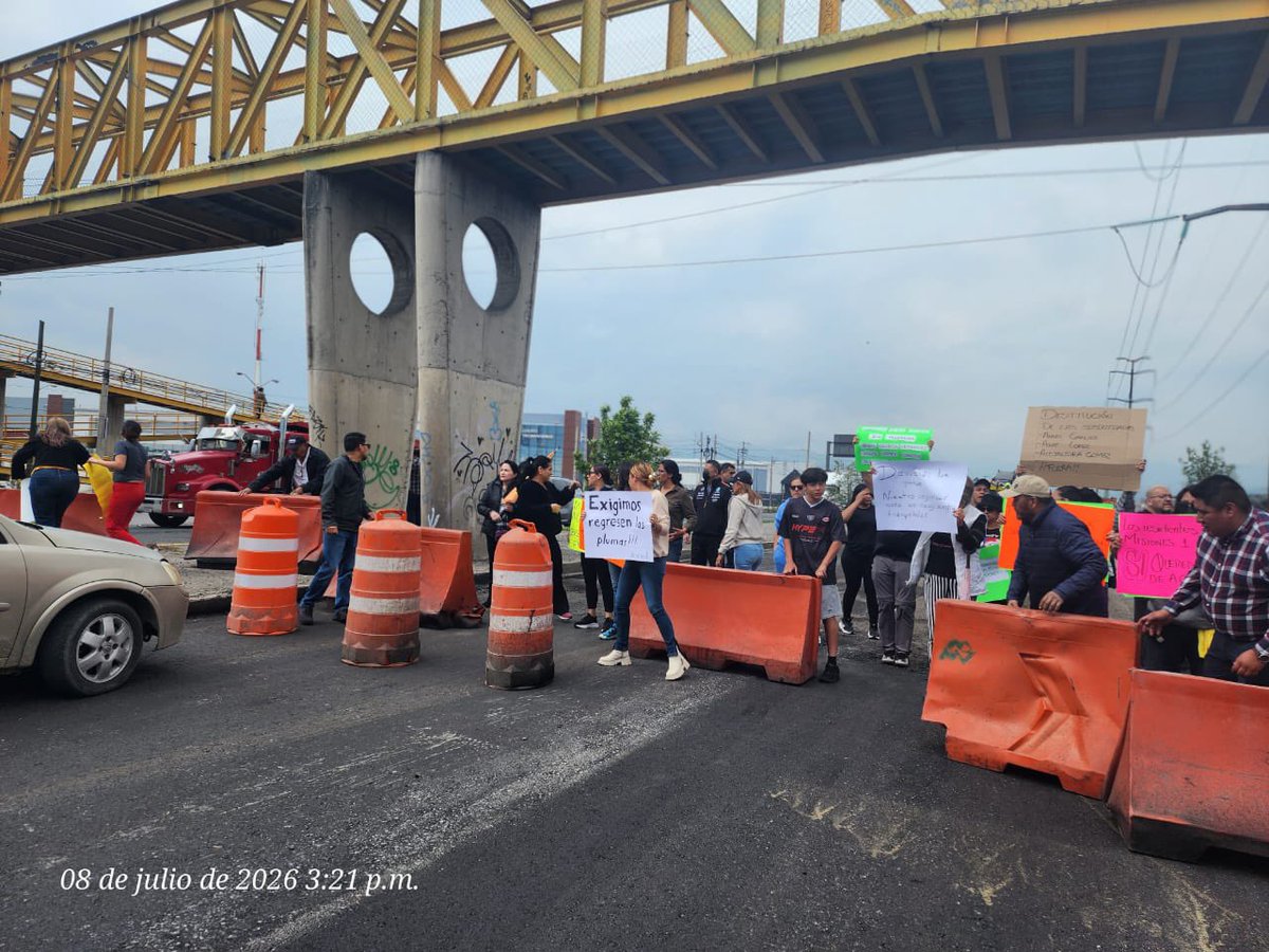 AloLetty's tweet photo. #AEstaHora Vecinos de fraccionamiento Misiones I y III cierran vía Toluca Naucalpan en protesta en contra de la municipalidad por el retiro inconsulto de las plumas de acceso al residencial. Los vecinos se sienten afectados y vulnerables ante la inseguridad y temen por la plusvalía de sus inmuebles. #Toluca #Protesta