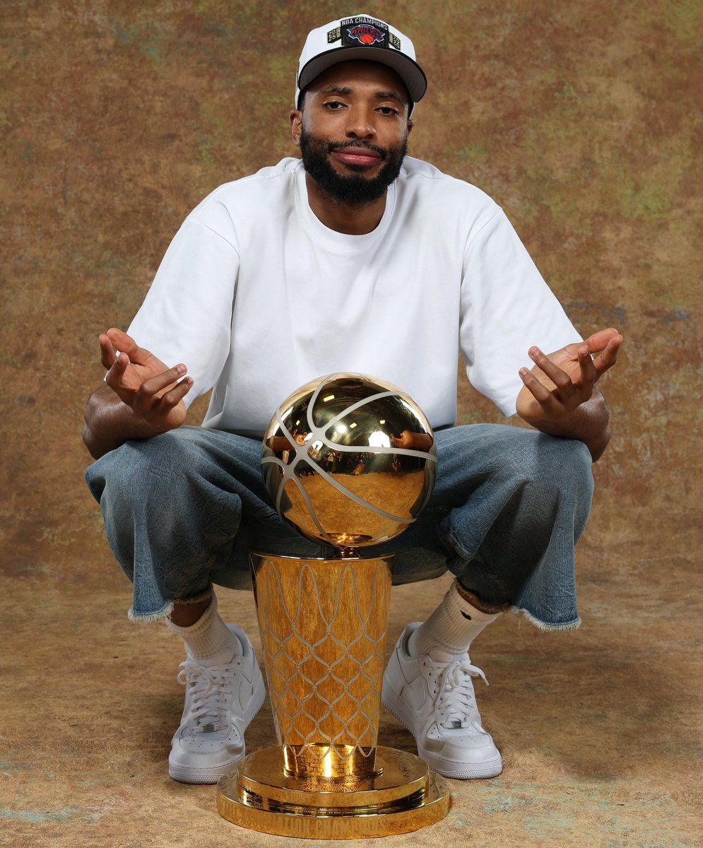 TheKnicksRecap's tweet photo. 25 days ago, the Knicks won an NBA Championship! AND THE VIBES ARE STILL ELECTRIC! 🏆 https://t.co/rRrMTBZHit