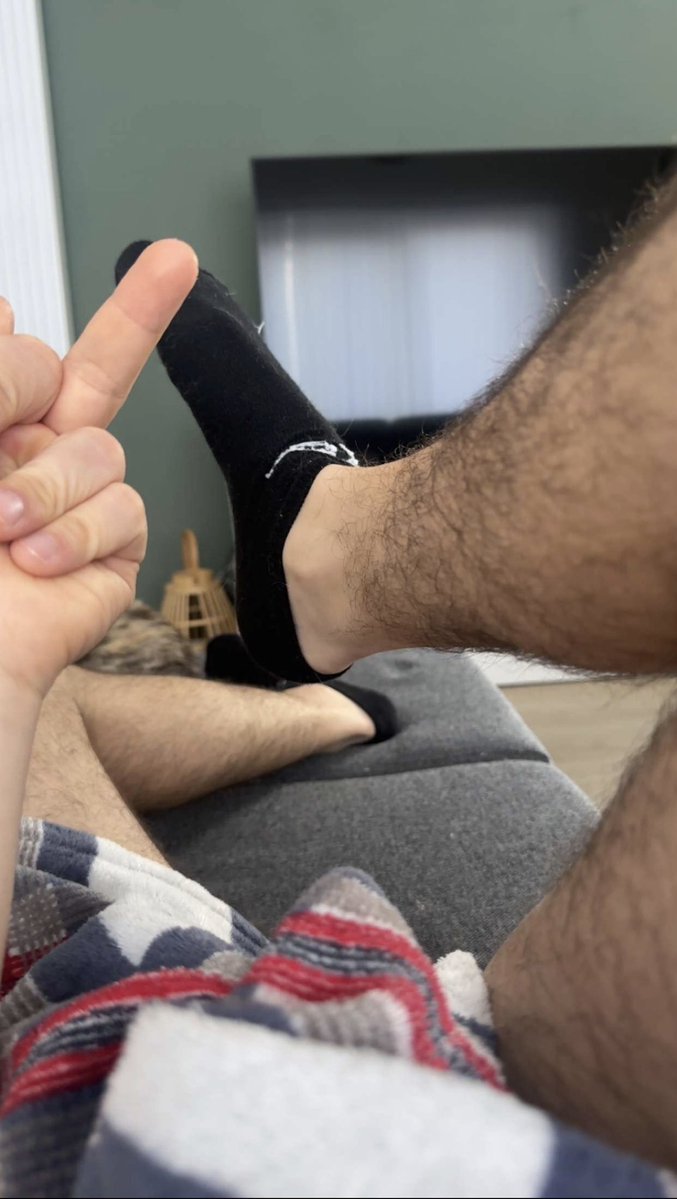 RCashMaster_'s tweet photo. RT &amp; LIKE pour voir la photo sans mes chaussettes 🧦🖕🏻 https://t.co/0gWYdS9DIi