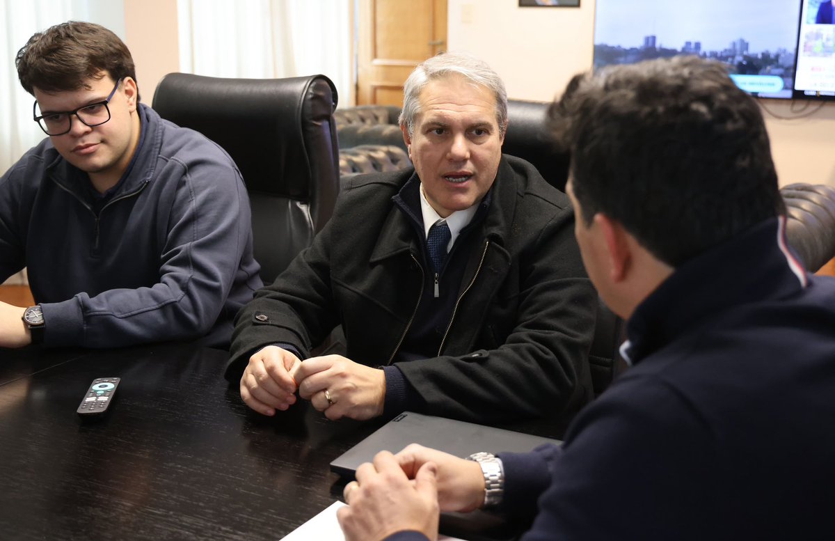 MartinMarinucci's tweet photo. Recibí en el Ministerio al intendente de Chacabuco, Rubén Darío Golía, para avanzar en una agenda de trabajo conjunta sobre el transporte público de pasajeros en el municipio.

Conversamos sobre los desafíos y las necesidades de las vecinas y los vecinos, con el compromiso de seguir articulando acciones entre la Provincia y el municipio para fortalecer un sistema de transporte más eficiente, accesible y cercano.

Seguimos trabajando junto a los gobiernos locales para mejorar la movilidad en cada rincón de la provincia.

#ProvinciaBA #CercaDeLosBonaerenses