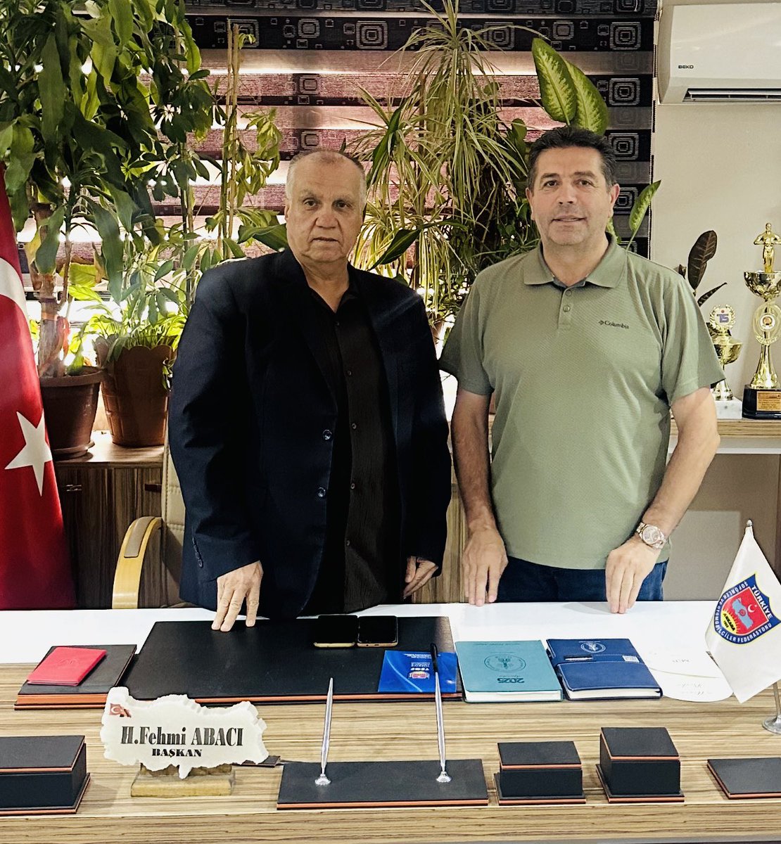 BazanIsmail's tweet photo. oförler ve otomobilciler esnaf odası başkanı  Sayın Hasan fehmi abacı’ya nazik misafirperverliği için teşekkür ederim. https://t.co/Mxcg10S6b1