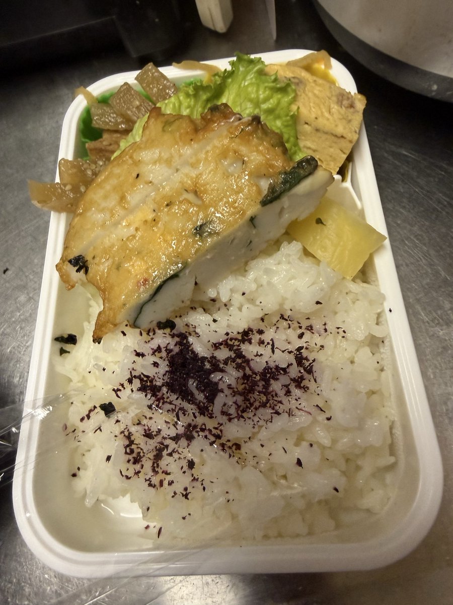 Haman01's tweet photo. おはようございます。昨日は仕事帰りにパパ友のお宅へお邪魔して、お茶をご馳走になりました。
楽しい時間はあっという間に。
今日も暑くなりそうですね。
それでも今年は涼しい時が多かった気がしますね。
こまめな水分補給心がけましょうね。
#お腹ペコリン部
#おうちごはん
#朝ご飯
#お弁当 https://t.co/o182ioMX0V