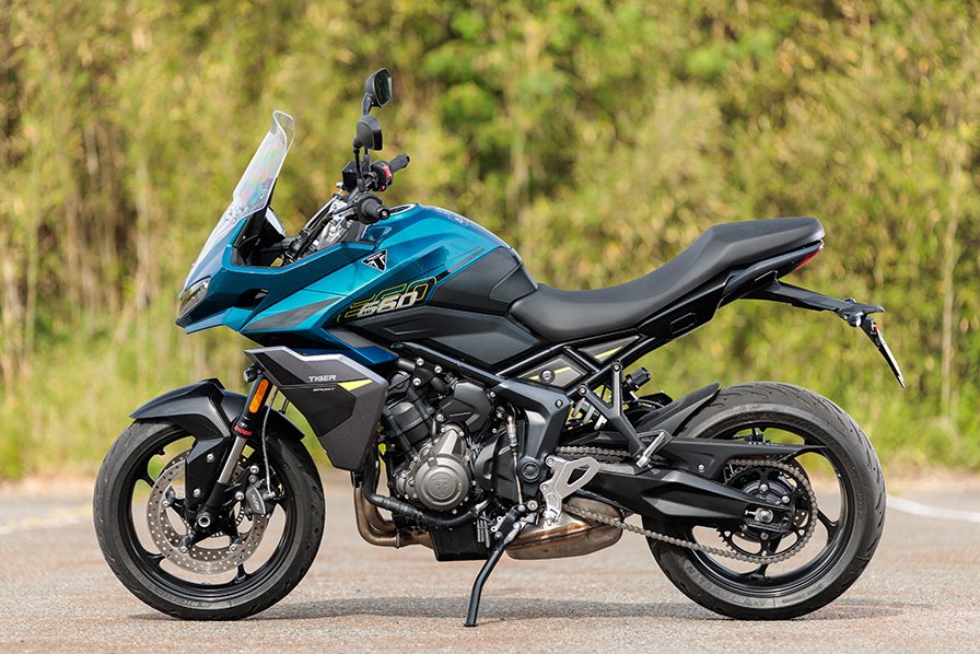 PutiMotor's tweet photo. '26 トライアンフ「タイガースポーツ660」試乗

ツアラー的な包容力があるし、実用車的な付き合いやすさもありつつ、積極的な走りにも対応。

ぴたっとニーグリップしたまま意のままに操るのも面白く、低速域やストリートでも高い一体感を楽しめる。

身長186cm

【車重/シート高/タンク/出力/価格】
211kg/835mm/18.6L/95ps/1,179,000円

https://t.co/YDfhkWRPe7