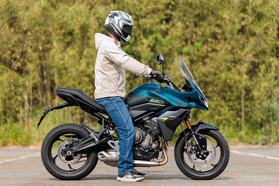 PutiMotor's tweet photo. '26 トライアンフ「タイガースポーツ660」試乗

ツアラー的な包容力があるし、実用車的な付き合いやすさもありつつ、積極的な走りにも対応。

ぴたっとニーグリップしたまま意のままに操るのも面白く、低速域やストリートでも高い一体感を楽しめる。

身長186cm

【車重/シート高/タンク/出力/価格】
211kg/835mm/18.6L/95ps/1,179,000円

https://t.co/YDfhkWRPe7