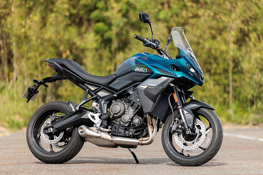 PutiMotor's tweet photo. '26 トライアンフ「タイガースポーツ660」試乗

ツアラー的な包容力があるし、実用車的な付き合いやすさもありつつ、積極的な走りにも対応。

ぴたっとニーグリップしたまま意のままに操るのも面白く、低速域やストリートでも高い一体感を楽しめる。

身長186cm

【車重/シート高/タンク/出力/価格】
211kg/835mm/18.6L/95ps/1,179,000円

https://t.co/YDfhkWRPe7