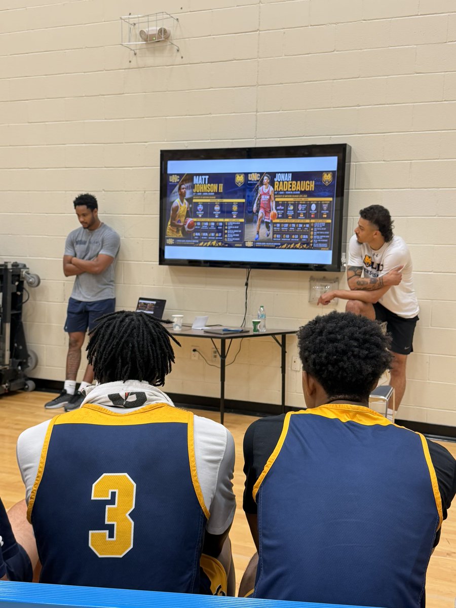 UNC_BearsMBB's tweet photo. It was great having former Bears Matt Johnson and Jonah Radebaugh back in Greeley

They shared some valuable insight with our guys on their professional experiences and what they took from UNC that helped them in their pro careers!

@mattoraw23 
@Radebaugh12 

#BearCountry🐻🏀 https://t.co/dbnnyAuclL