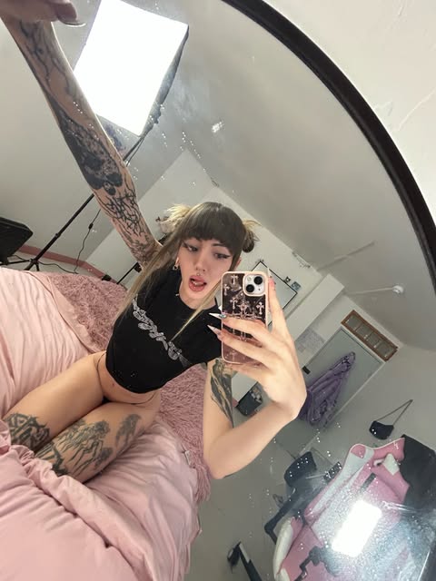 Ms_malissia_'s tweet photo. Like if u you'd be confused when your friends ask how you pulled me 🏳️‍⚧️🖤 https://t.co/8UY9s8H20C