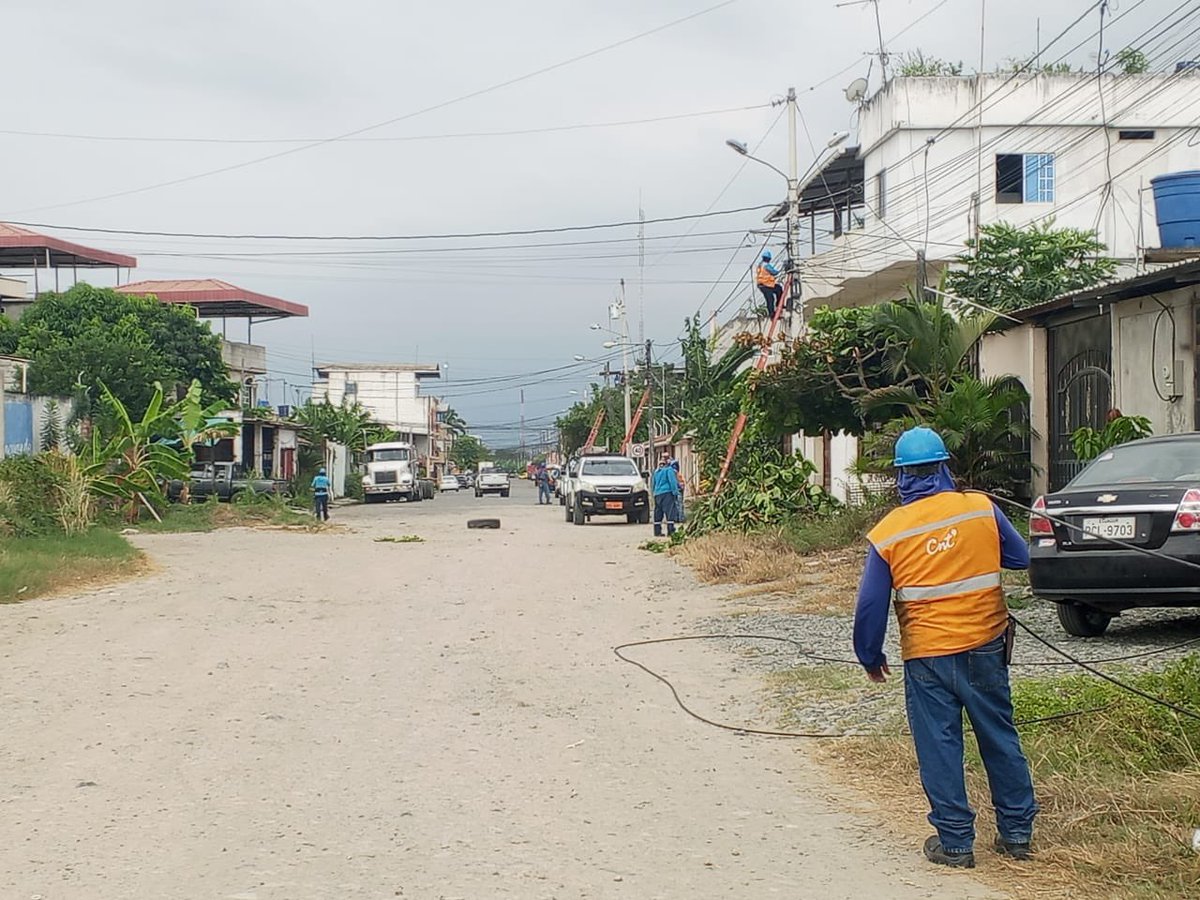 CNTinforma's tweet photo. 🔵 @CNT_EC continúa expandiendo su red de fibra óptica en el país.

1300 hogares de El Cambio, en #Machala, se benefician con esta implementación, que les permite acceder a internet de alta velocidad y mayor estabilidad. 🛜 https://t.co/z42qqwQ28m