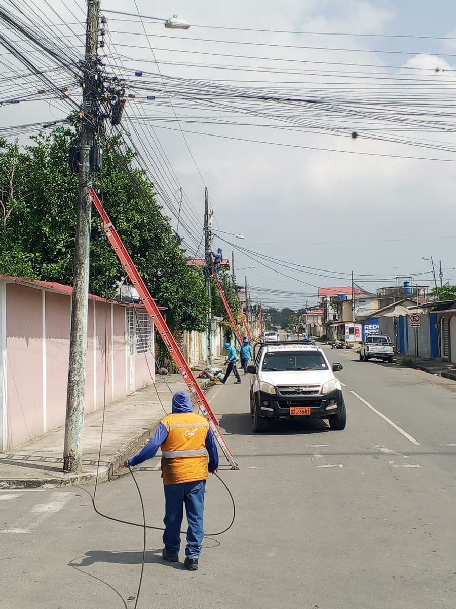 CNTinforma's tweet photo. 🔵 @CNT_EC continúa expandiendo su red de fibra óptica en el país.

1300 hogares de El Cambio, en #Machala, se benefician con esta implementación, que les permite acceder a internet de alta velocidad y mayor estabilidad. 🛜 https://t.co/z42qqwQ28m