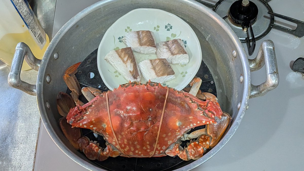 akenanko's tweet photo. 昨日の手料理：ヒラゴ（ヒラマサ幼魚）刺身。蒸しヒラゴ背身とワタリガニ。フルーツ。前日牛しゃぶ野菜をオイスターソース炒め（青椒肉絲）にして一杯。ワタリガニが普段の1/3価格くらい（700円）で売っていたので買ってみたら中身スカスカでしたｗｗｗ。#手料理 ＃酒肴 #料理日誌 #残り物料理 https://t.co/Wr57bui5ys