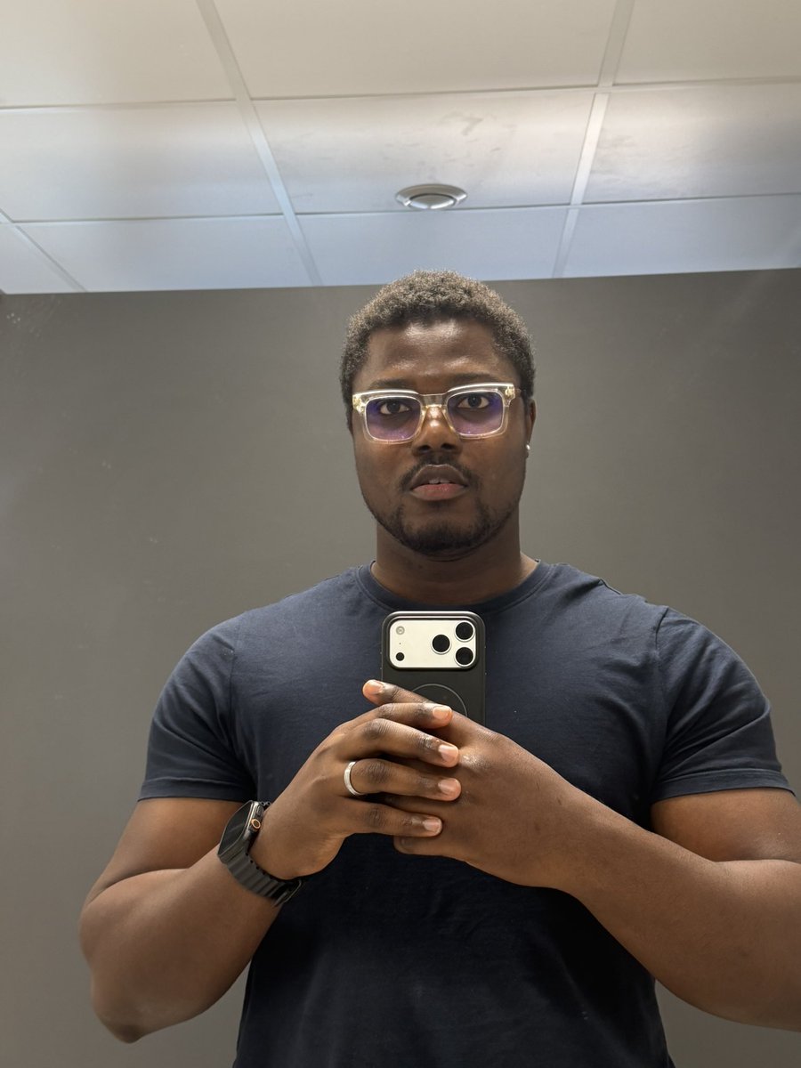 lammie_olamide's tweet photo. Different shades 🤨 https://t.co/FCEtpmwr4m