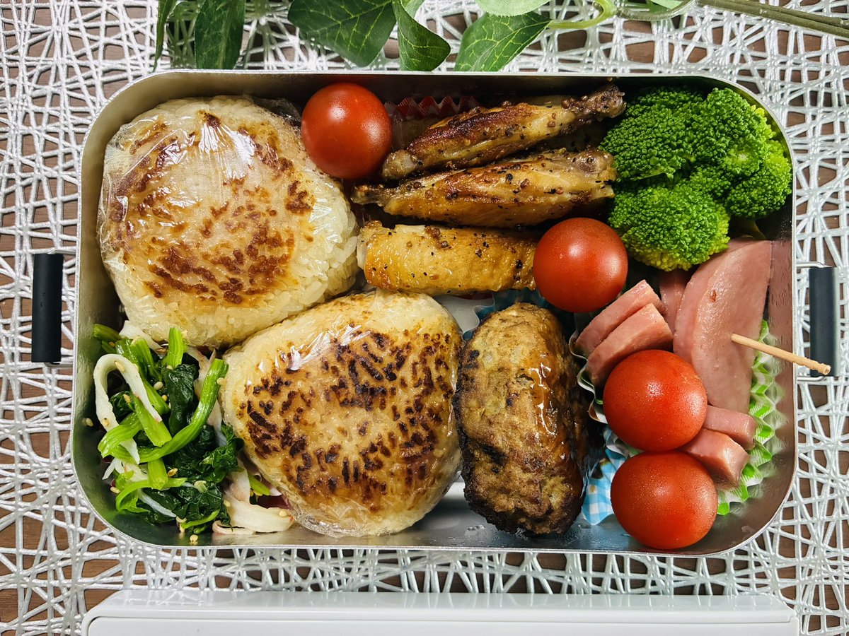 BentoBento7710's tweet photo. 今日は珍しく焼きおにぎり弁当です。中身は息子の好きな焼き鮭。子供達好きでよく作ってるけどお弁当だと詰め方難しそうで入れてなかった🤣今日は時間余裕あるのでやってみました😁
#息子弁当
#今日のお弁当
#お弁当記録
#毎日弁当 https://t.co/21DTgYLmPn